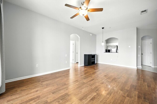 Building Photo - Bright Top-Floor Condo in Resort-Style Gat...