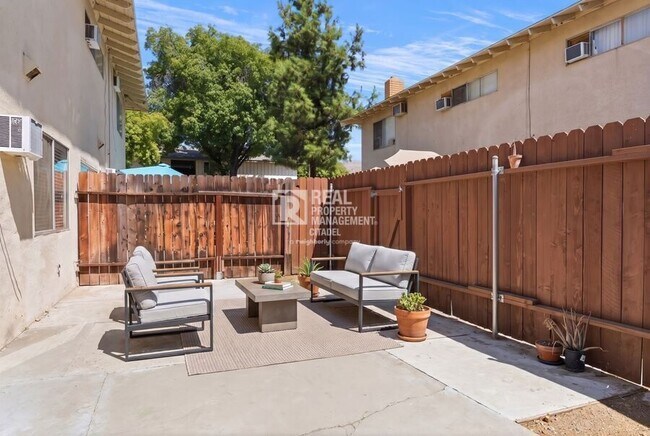 Building Photo - 3009 Canyon Crest Dr