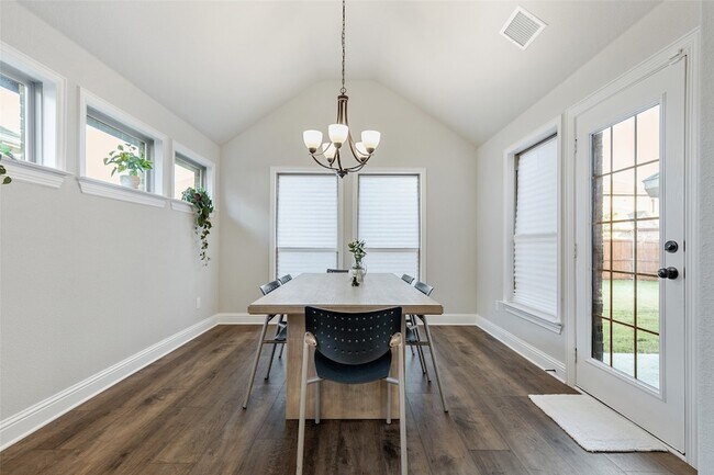 Building Photo - 2607 Rosebud Ln