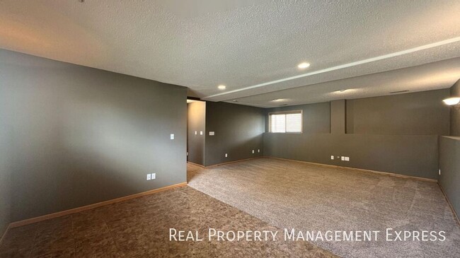 Building Photo - 5208 S Birchwood Ave