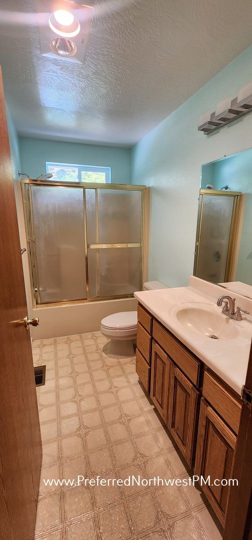 Building Photo - Great 3 Bedroom House with Acreage in Lowell
