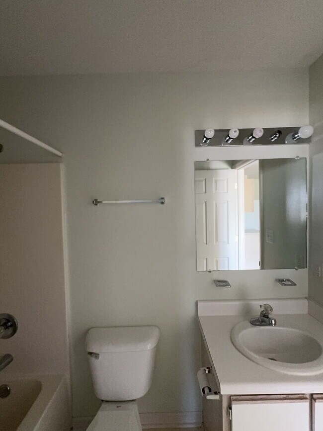 Building Photo - 106 Charlton Rd