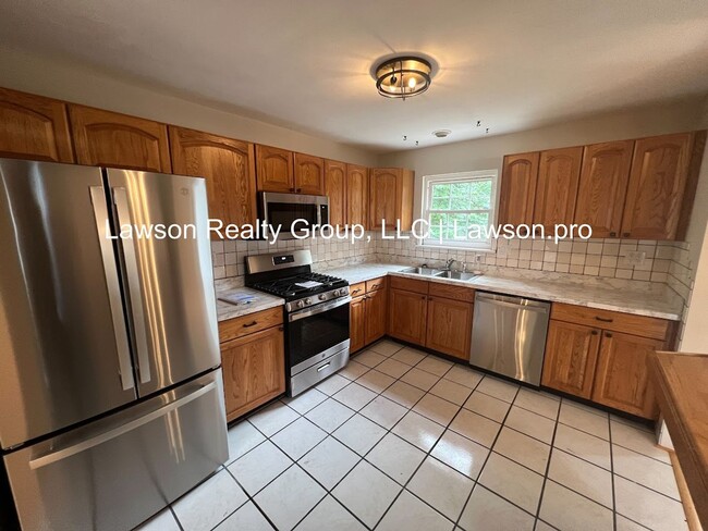 Building Photo - Beautiful Cave Spring Split Level with Bac...