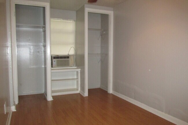 Building Photo - 2/1 with bonus room in Cherrywood Available August!