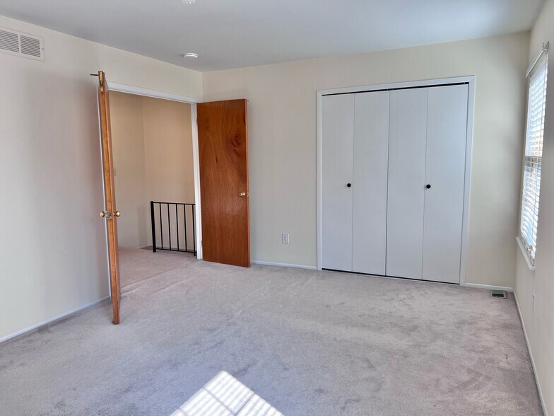 Building Photo - 2736 Glenbridge Ct