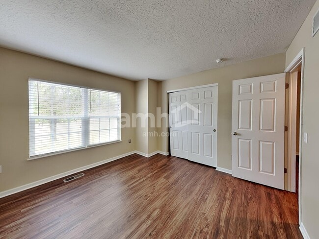 Building Photo - 211 Cherrytree Ln