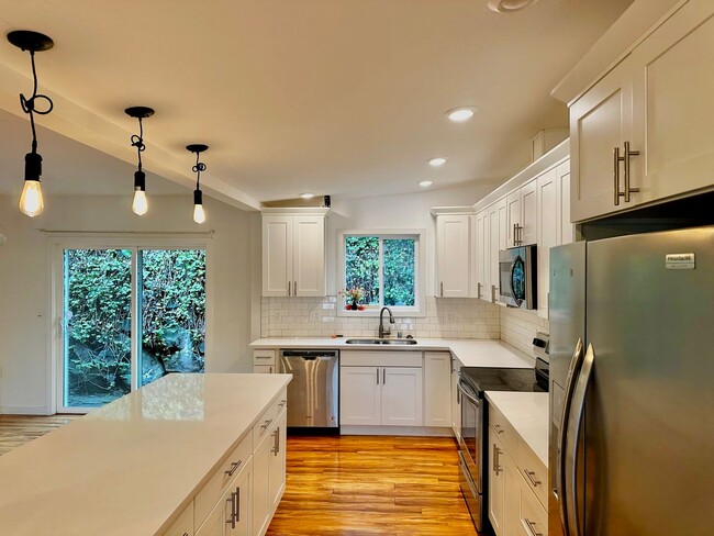 Building Photo - Stylish 4-Bed, 3-Bath Home in South Seattle