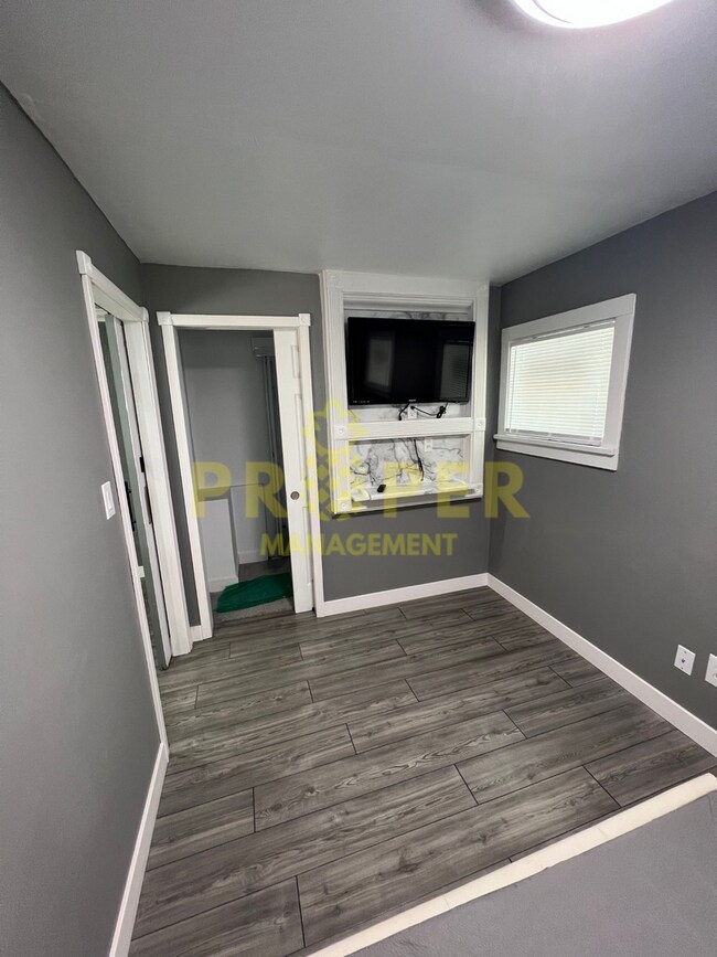 Building Photo - 1 bedroom 1 bathroom house