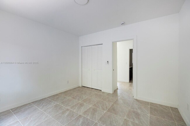 Building Photo - 7800 NE 10th Ct