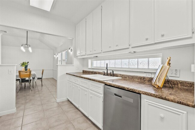 Building Photo - 933 Bonita Dr