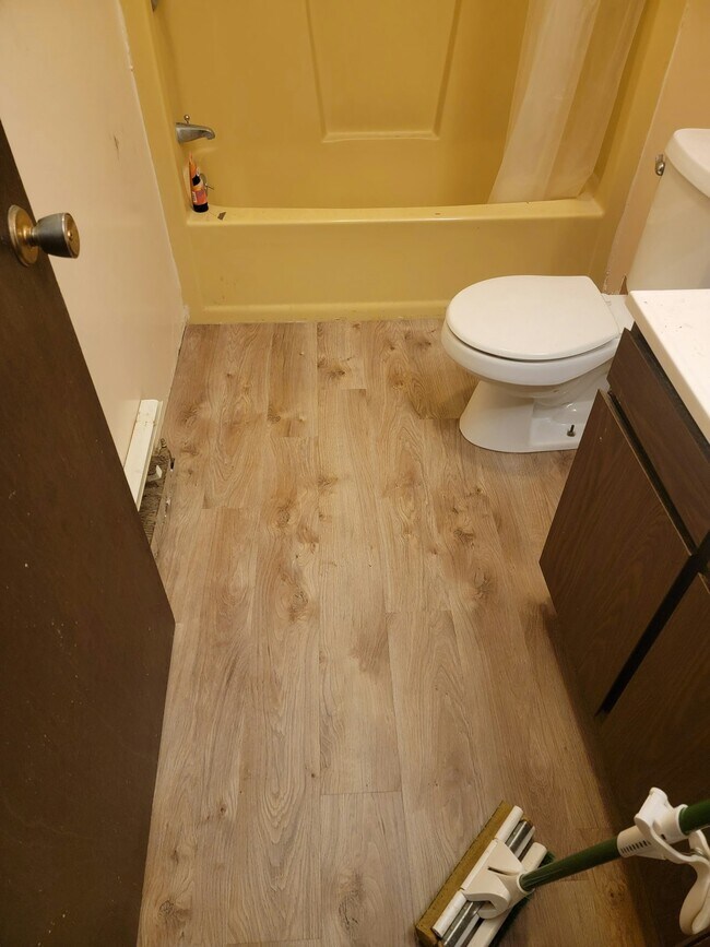 Building Photo - 405 Forest Ave