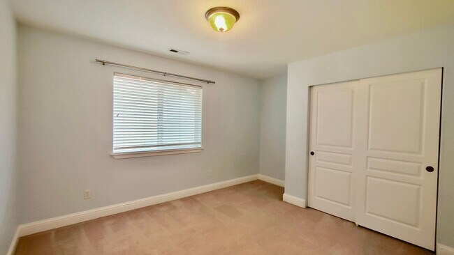 Building Photo - **$1000 OFF FIRST FULL MONTHS RENT**  Gorg...