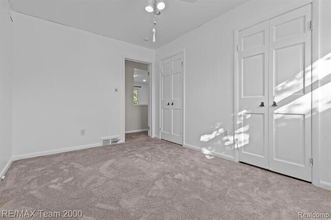 Building Photo - 25152 Fairway Dr