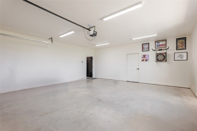 Building Photo - 405 Oak Tree Dr
