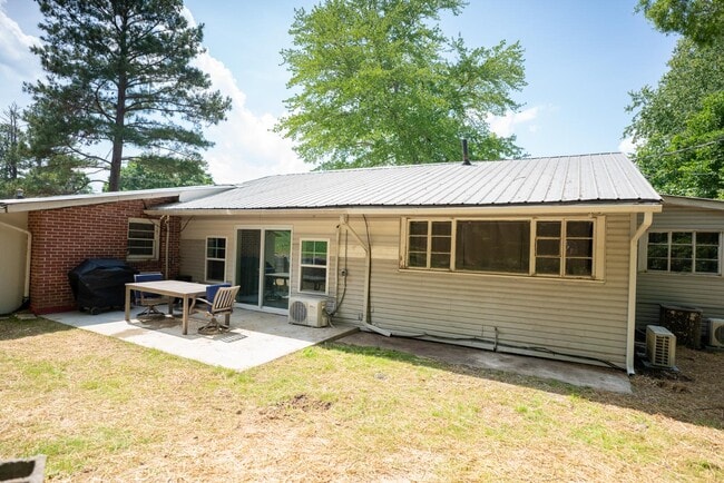 Building Photo - 130 Ella St