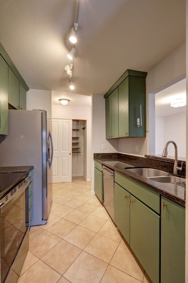 Building Photo - Spacious 1bd, 1ba Condo Available in Perfect Mercer Island Location!