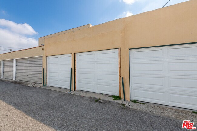 Building Photo - 121 N Sweetzer Ave