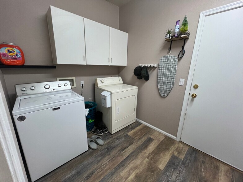 Building Photo - 17372 W Navajo St