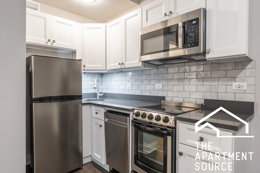 Building Photo - 639 W Wrightwood Ave