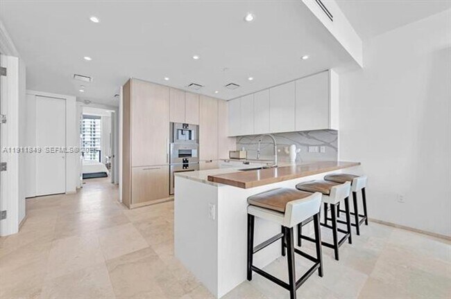 Building Photo - 15701 Collins Ave