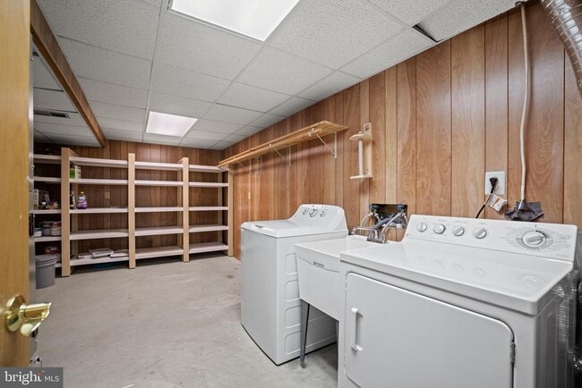 Building Photo - 8669 Concord Dr