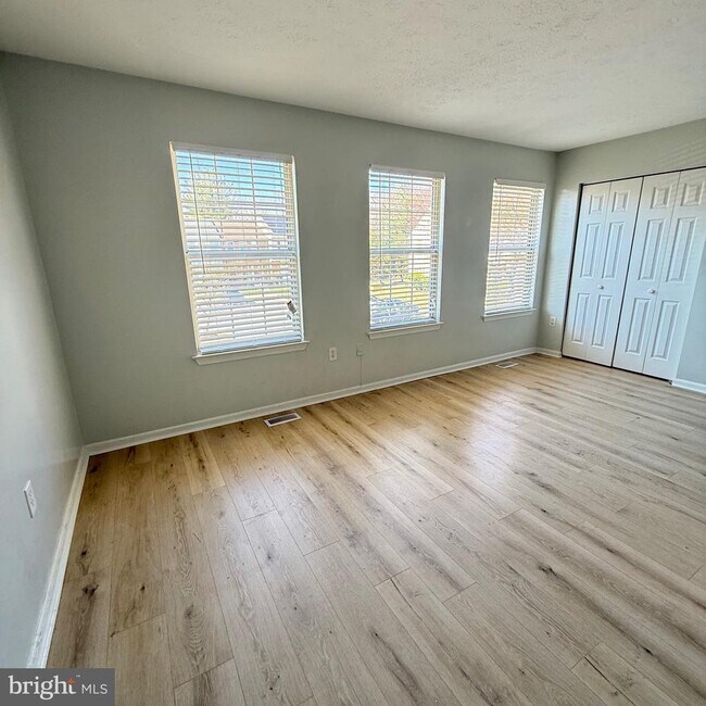 Building Photo - 2423 W Rosecroft Village Cir