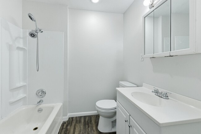 Building Photo - Spacious Three Bedroom!