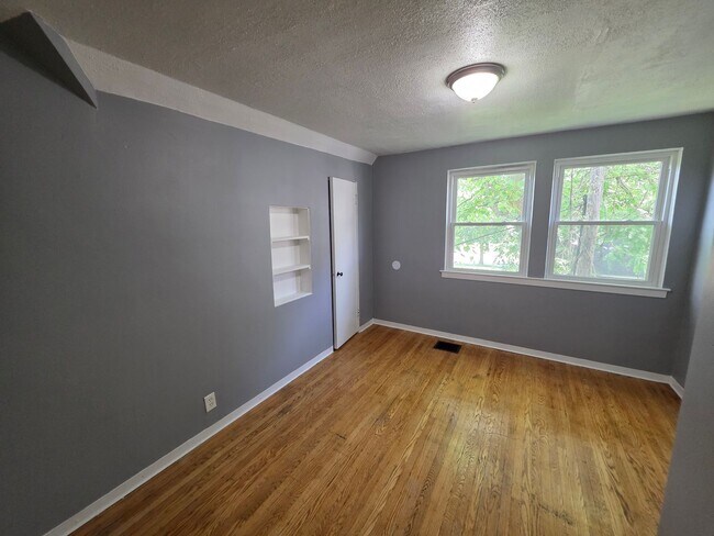 Building Photo - Large Single Family House Available Now 3 to 4 Beds 1.5 Bath over 2000 SQ FT