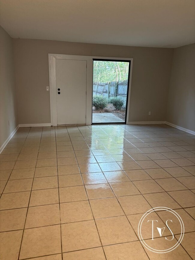 Building Photo - RATE DROP ALERT (was $1400/month) and SUMM...