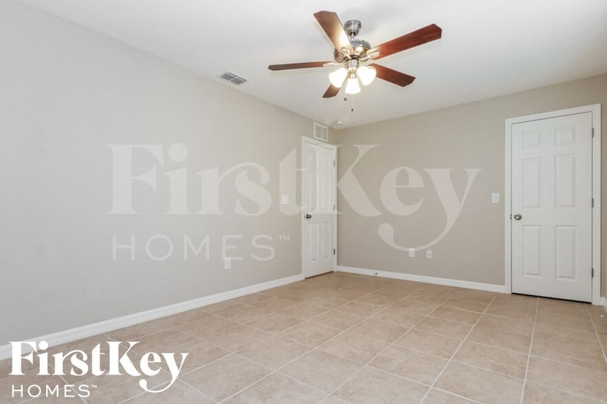 Building Photo - 12252 Clarendon Ave