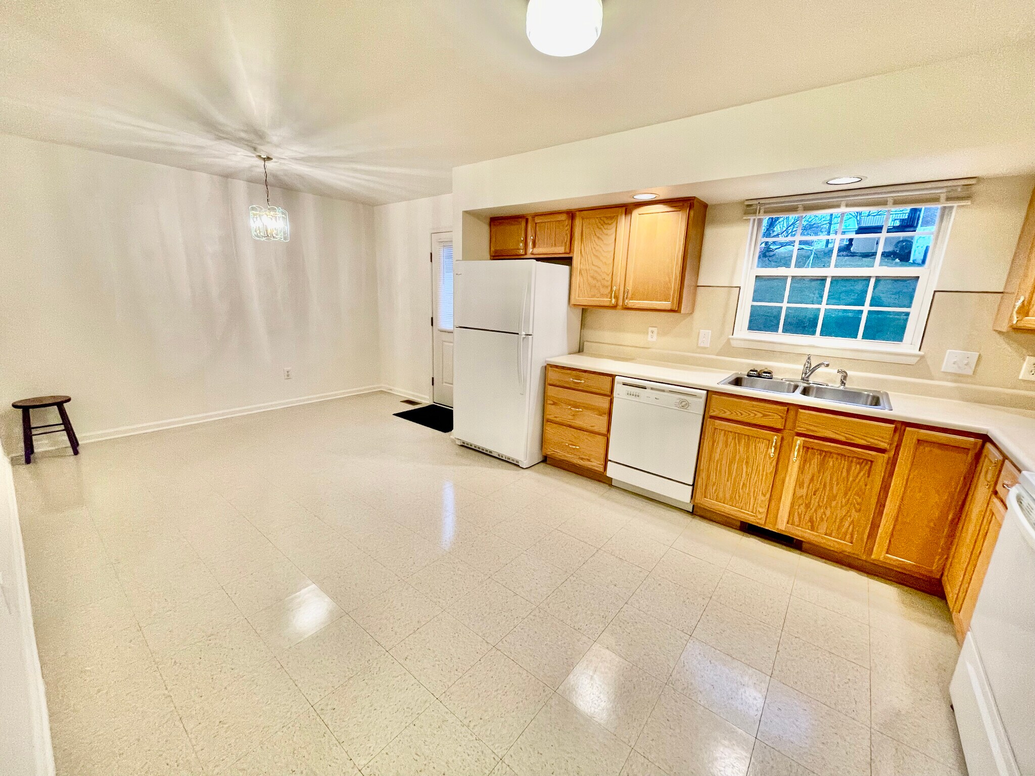 Kitchen - 212 Lester Ct