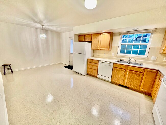 Kitchen - 212 Lester Ct