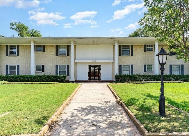 Building Photo - 5818 E University Blvd