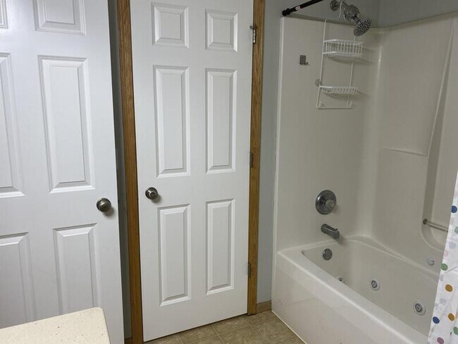 Building Photo - 860 Independence Dr