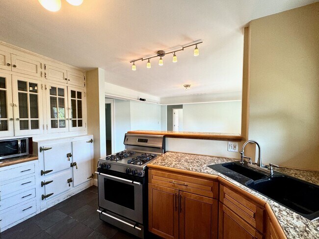 Building Photo - 505-507 W McMillan