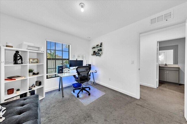 Building Photo - 1004 Willow Pl