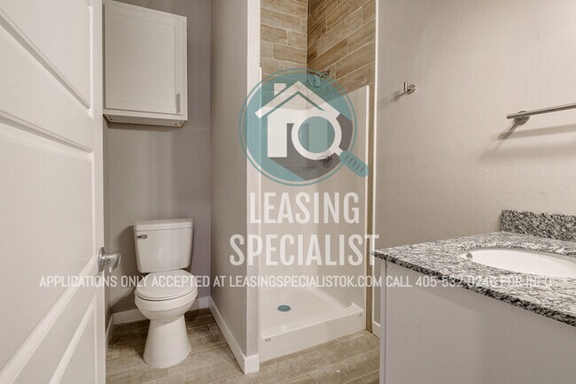Building Photo - AMAZING NORMAN HOME AVAILABLE TO PRE-LEASE...