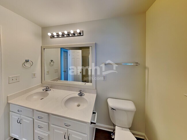 Building Photo - 1606 Harrison Way