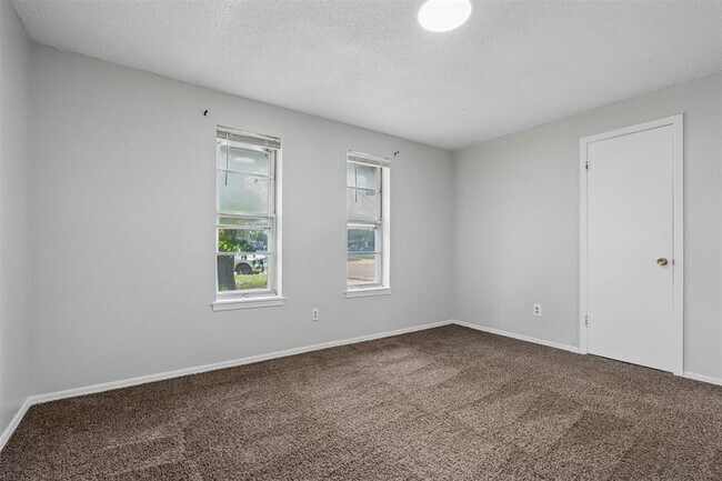 Building Photo - 3005 SE 51st St