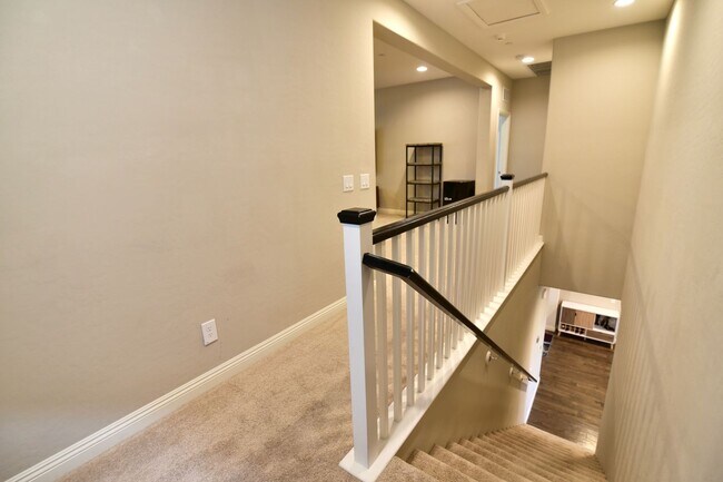 Building Photo - Gorgeous 3bed / 2.5bath home located in Tuscany!