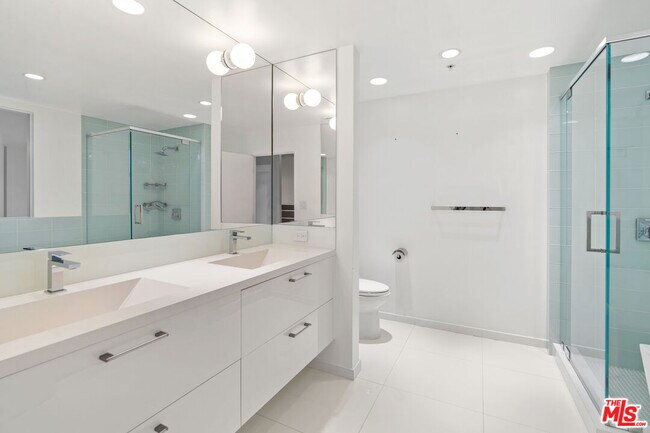 Building Photo - 13700 Marina Pointe Dr