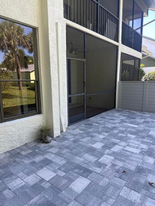 Building Photo - 5270 SE Seascape Way