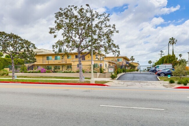 Building Photo - 3530 W Adams Blvd