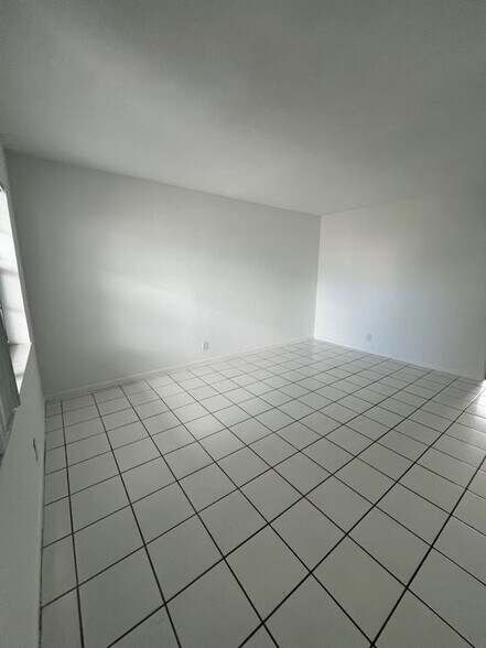 Building Photo - 374 Sunshine Dr