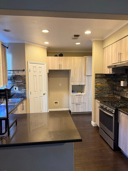 Building Photo - 2320 Bayless Way