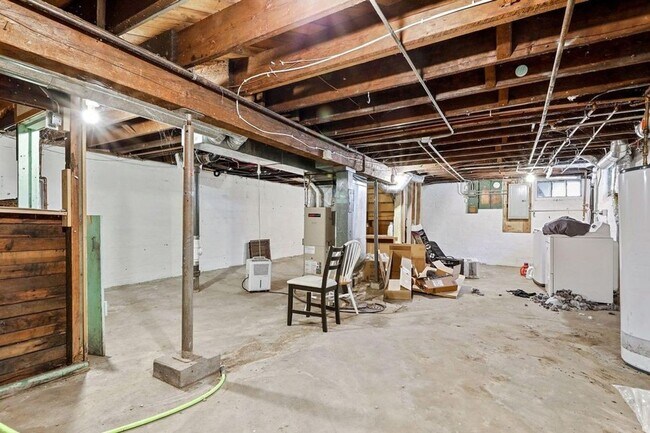 Building Photo - 6 bedroom 2 bathroom available June 2026