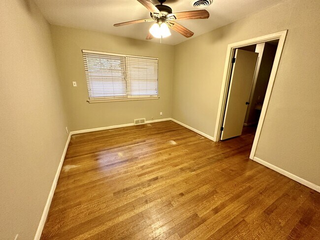 Building Photo - 1926 Laurelwood Dr