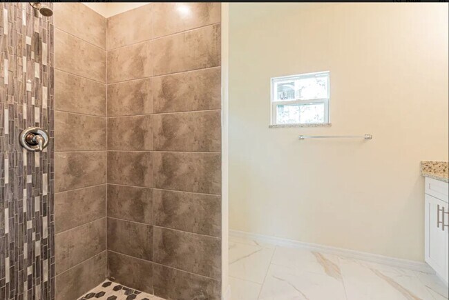 Building Photo - Great Location in Lake Placid-Large Three Bedroom-Two Bath+ a DEN!!