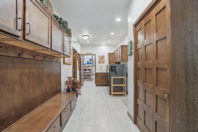 Building Photo - 5700 Island Ct