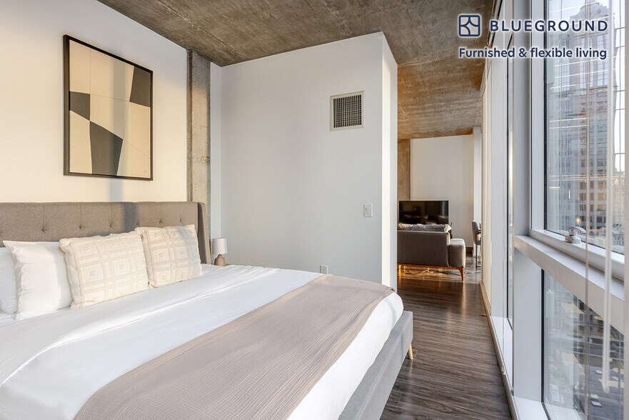 Building Photo - 215 W Lake St